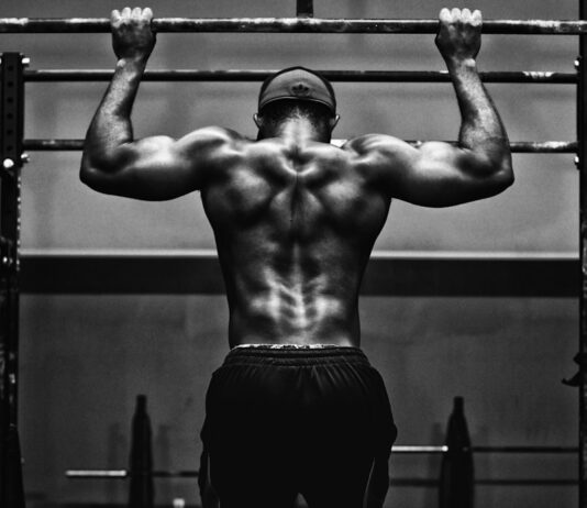 고강도 인터벌 트레이닝(HIIT): 체중 감량을 위한 최적의 방법 grayscale photo of man working out