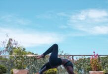 실내 운동과 야외 운동의 장단점 비교 woman in black leggings and black tank top doing yoga