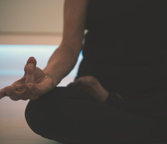 스트레스 관리: 효과적인 명상 방법 person doing yoga on floor