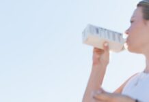 여름철 야외 운동 시 주의사항과 팁 Two women working out and drinking Boxed Water