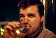 체중 감량을 위한 운동과 식사 조화: 성공적인 전략 a man drinking from a glass