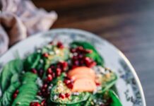 다이어트 중에도 즐길 수 있는 저탄수화물 레시피 추천 oval ceramic plate with and green and orange food