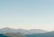 하루 30분 걷기: 체중 감량과 건강 유지의 비결 A view of a mountain range with trees and mountains in the background