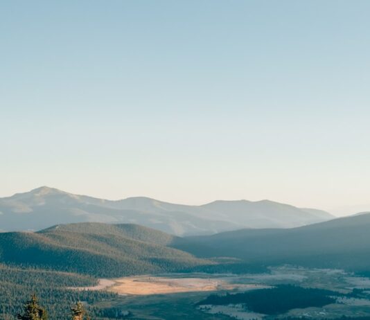 하루 30분 걷기: 체중 감량과 건강 유지의 비결 A view of a mountain range with trees and mountains in the background