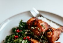 다이어트 중에도 즐길 수 있는 맛있는 저탄수화물 레시피 cooked food on white ceramic plate