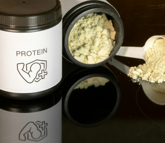 단백질 보충제, 언제 먹는 게 가장 효과적일까? a jar of protein powder next to a spoon