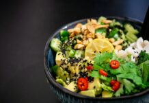매일 한 접시의 기적, 채소가 주는 건강한 에너지 vegetable salad in gray bowl
