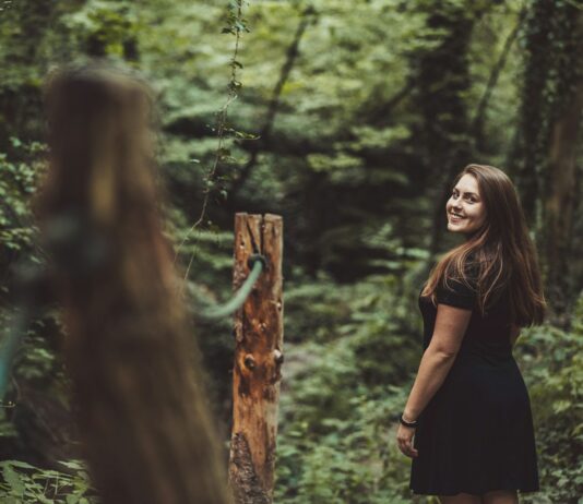 가을, 신체 활동 증가로 건강과 다이어트 동시 달성 woman standing beside post