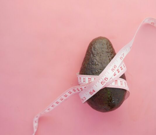 체중 감량과 운동 루틴: 식사와 운동의 시너지 효과 brown and white heart shaped hanging ornament