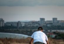 건강과 체형을 동시에: 가을철 운동과 다이어트의 실천법 man driving the bicycle