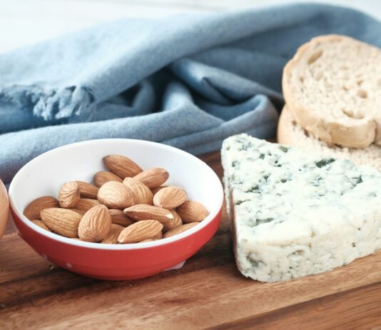 여성 건강: 호르몬와 영양의 관계 a bowl of almonds, bread, and an egg on a cutting board