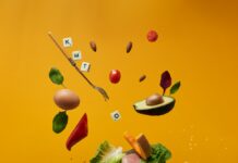 건강한 식단과 꾸준한 운동으로 몸과 마음의 균형유지하기 a plate with lettuce, ham, eggs, carrots, and other