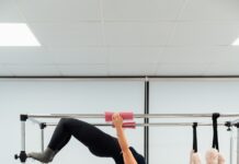 피트니스 목표를 위한 맞춤형 식사 계획과 운동 전략 a woman doing a handstand on a pivot exercise