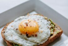 건강한 아침 식사로 하루를 시작하는 법 bread with sunny side-up egg served on white ceramic plate