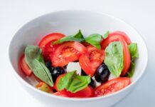 체중 감량과 면역력 증진 red and green bell pepper on white ceramic bowl