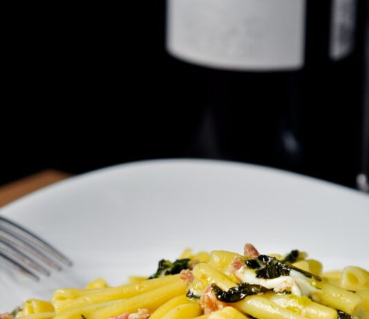 운동 후 적절한 영양 섭취법: 회복을 돕는 음식 cooked pasta with greens