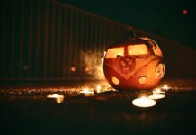 핼러윈 레드로드 10만 인파, 마포구 25일부터 특별 안전 관리 나서 a car on fire