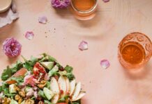 영양사가 추천하는 건강한 식단으로 하루 3끼 완성하기 vegetable salad on white ceramic plate