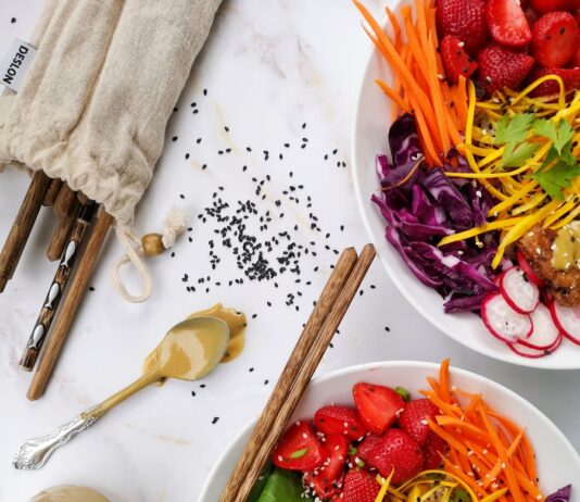 식사 계획의 중요성: 건강한 라이프스타일 만들기 two bowls of salad with strawberries, carrots, radishes, and