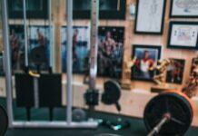 가을철 건강 관리: 운동으로 체력 키우고 다이어트까지 red and silver dumbbell on black surface