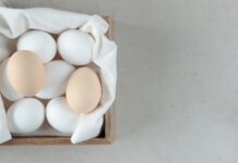 단백질 섭취, 건강한 근육 형성의 필수 요소 a wooden box filled with eggs on top of a table