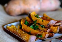 운동 전후의 적절한 음식: 성과를 높이는 영양 팁 sliced vegetable on brown wooden chopping board
