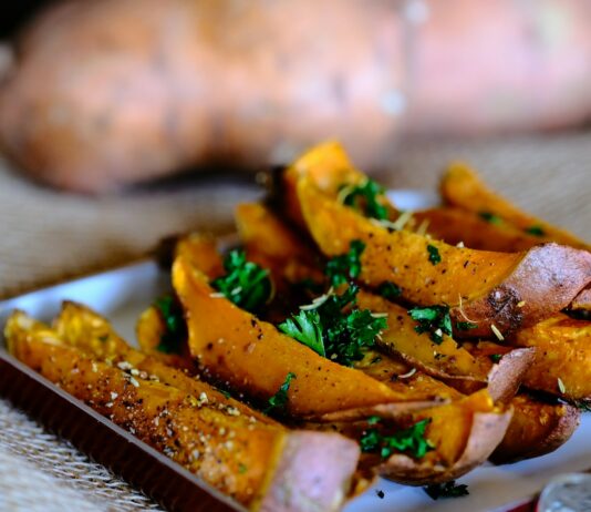 운동 전후의 적절한 음식: 성과를 높이는 영양 팁 sliced vegetable on brown wooden chopping board