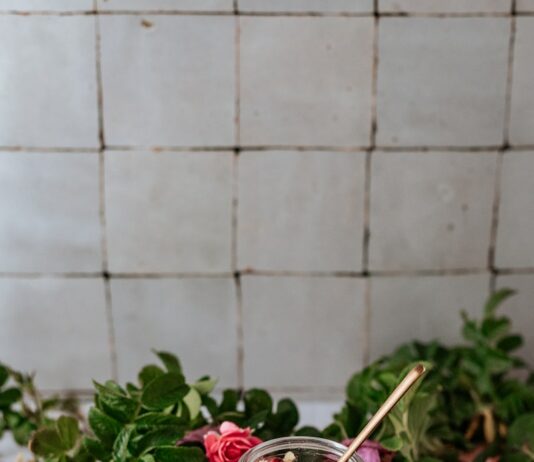 식이섬유의 중요성: 건강한 장을 위한 음식 리스트 white and pink floral ceramic teacup with saucer