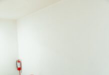 집에서도 쉽게 할 수 있는 필라테스로 허리 통증 완화하기 a group of people doing yoga in a room