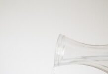 신체 리셋: 건강한 식단과 운동으로 새롭게 태어나는 법 A person pouring water into a glass on a table