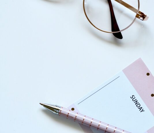 근육량 증대를 위한 운동과 영양, 어떻게 조절할까? eyeglasses near paper and ballpoint pen
