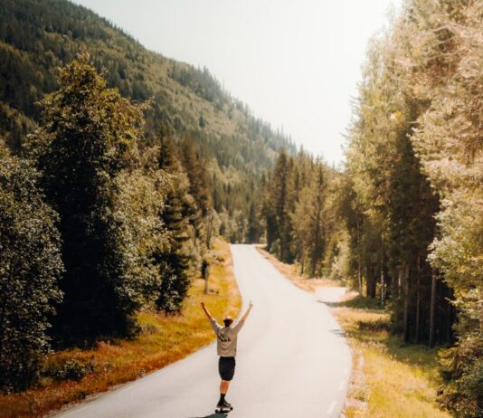 가을철 피로 극복, 운동으로 활력 찾고 다이어트 유지 man in black jacket and blue denim jeans running on road during daytime