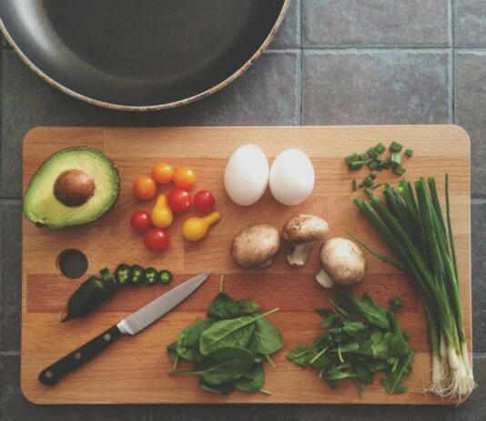 운동과 식사의 시너지 효과: 건강한 라이프스타일 유지하기 avocado, tomatoes, eggs, mushrooms, spring onions, and leaves