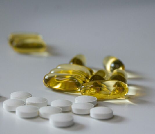 근육 회복을 위한 식사 전략: 운동 후 필수 영양소 a close up of many pills on a table