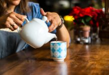 체중 증가 예방을 위한 간단한 식사 팁 unknown person holding white ceramic kettle