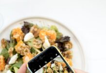 다이어트에 최적기, 가을철 체중 감량 꿀팁 person using iPhone taking picture of food