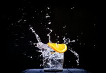 슈퍼푸드와 운동으로 면역력을 높이기 splash of water in drinking glass with sliced lemon