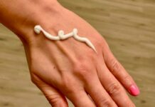 건강한 피부를 위한 영양과 운동: 피부 개선의 팁 a woman's hand with a yellow and pink manicure