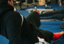 운동 중 신체 건강 증진과 부상을 예방 person in black pants and white shirt