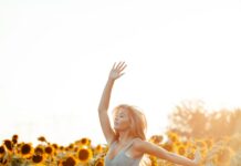 필라테스로 자세로 현대인의 고질병 극복하기 close up photography of woman dancing beside sunflower field during golden hour