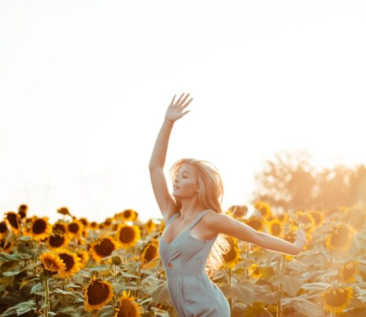 필라테스로 자세 교정, 현대인의 고질병 극복하기 close up photography of woman dancing beside sunflower field during golden hour