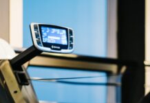 운동으로 건강 지키기: 면역력 강화 방법 person on gym equipment exercising