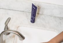 추운 날씨, 감기 예방을 위한 필수 팁 gray faucet