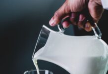 식단과 운동을 통한 체지방 감소와 건강 증진 방법 person pours milk into glass