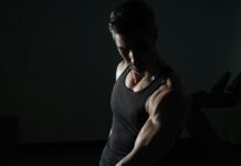 더 강한 자신을 만들기: 효과적인 근력 훈련을 위한 궁극적인 가이드 a man in a black tank top is doing exercises