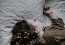 겨울철 다이어트, 실패하지 않는 비법 girl lying on gray bed sheet