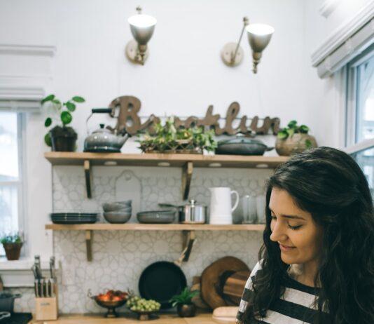 건강한 체중 관리를 위한 식사 계획 세우기 woman sitting in front of table