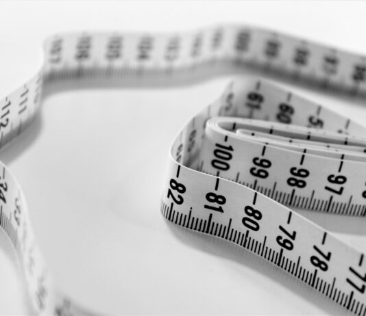 효율적인 체중 관리와 건강한 식단의 중요성 selective focus photography of tape measure