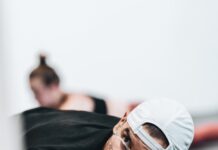 운동과 다이어트, 건강한 몸매 만들기 비법 man in black crew neck t-shirt wearing white cap and black framed eyeglasses