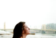 집에서도 간편하게 할 수 있는 필라테스 운동법 woman in black tank top sitting on concrete floor during daytime